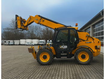 Телескопічний фронтальний навантажувач JCB