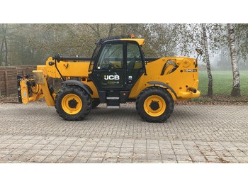 Телескопічний фронтальний навантажувач JCB