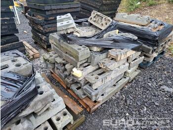 Будівельне обладнання Pallet of Heras Fencing Bases: фото 1