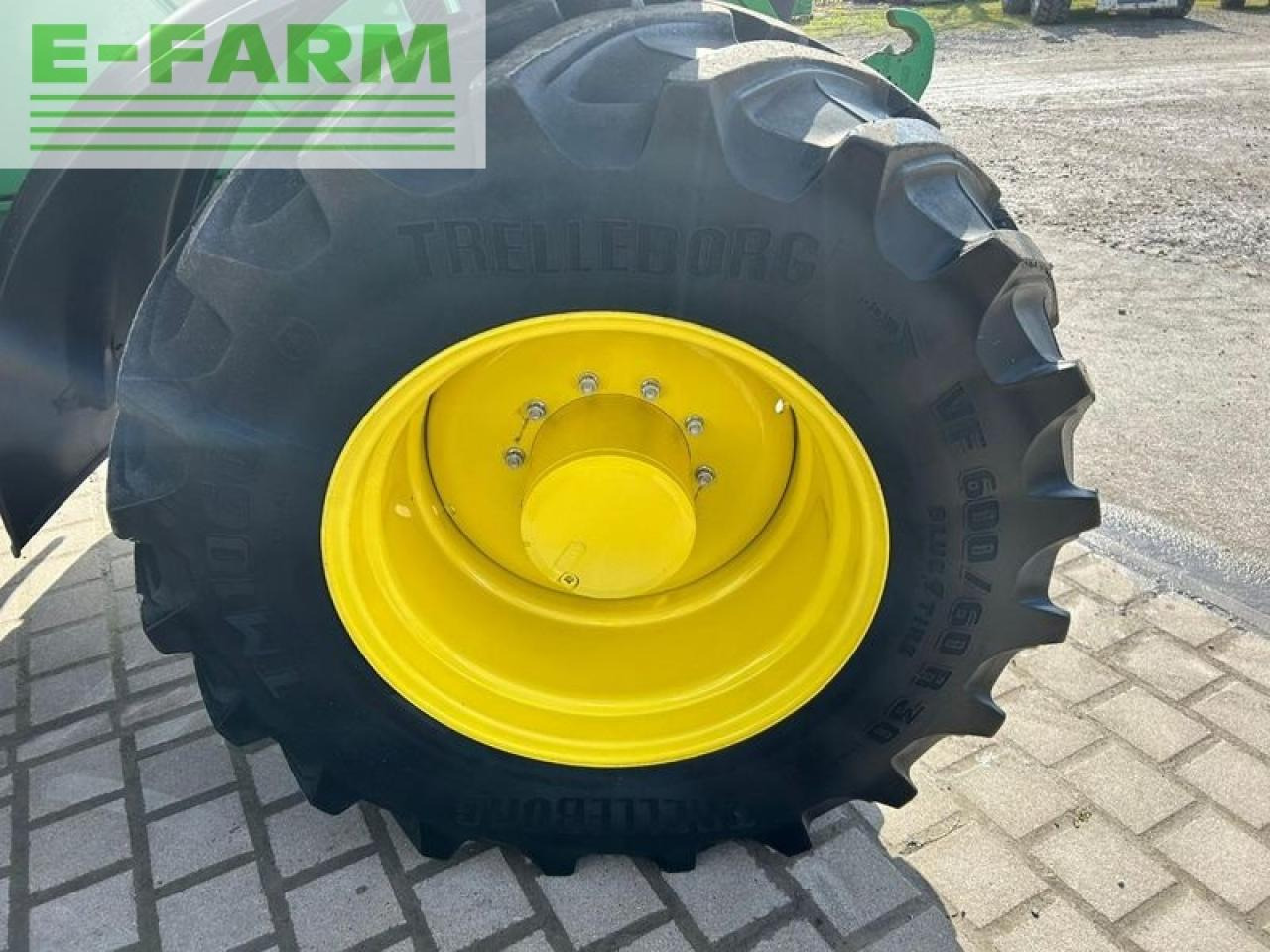 Трактор John Deere 6215r: фото 7