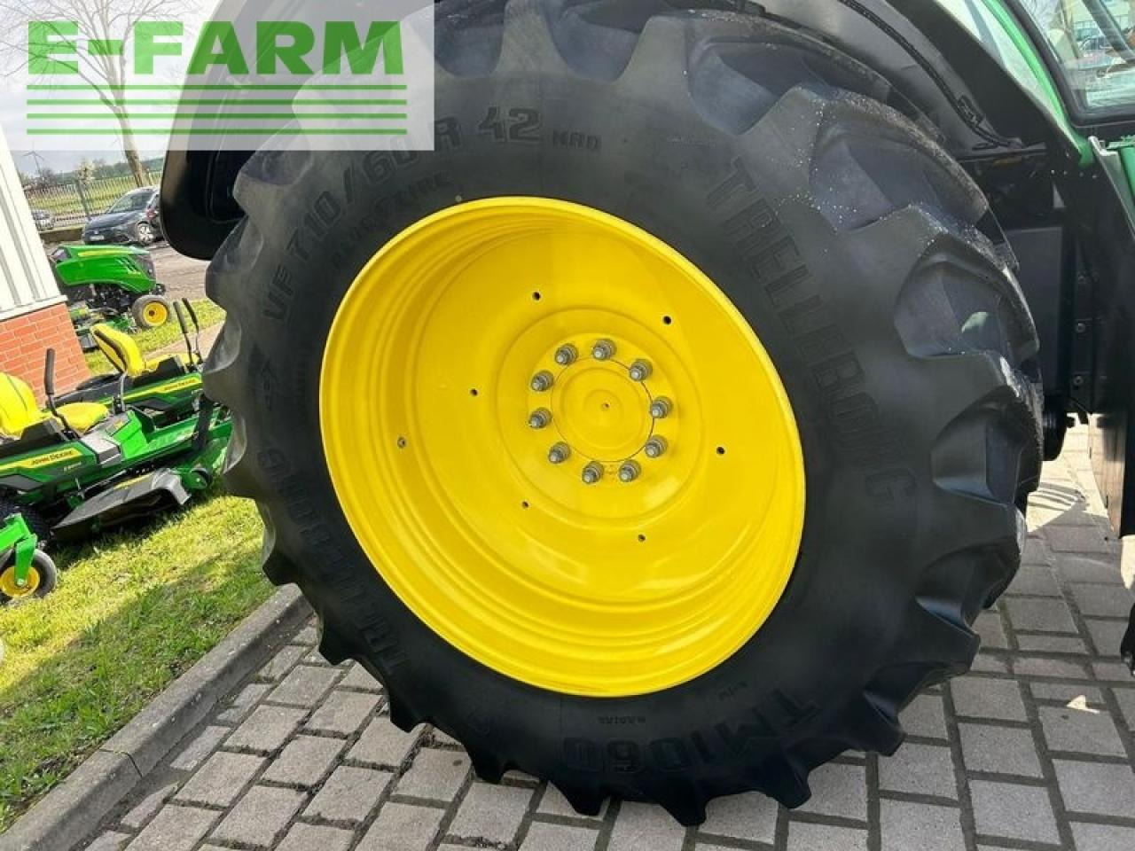 Трактор John Deere 6215r: фото 8